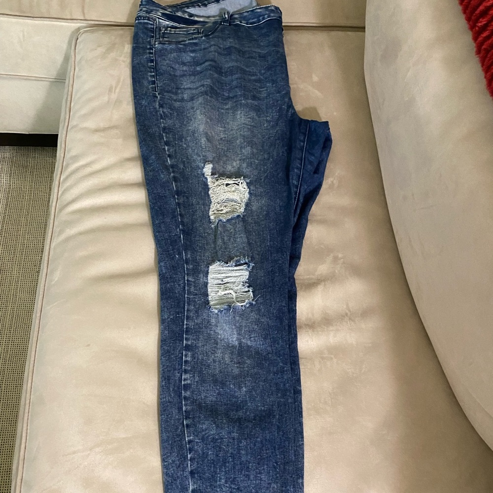 Women’s Refuge stonewashed look distress denim jegging. Sz: 18